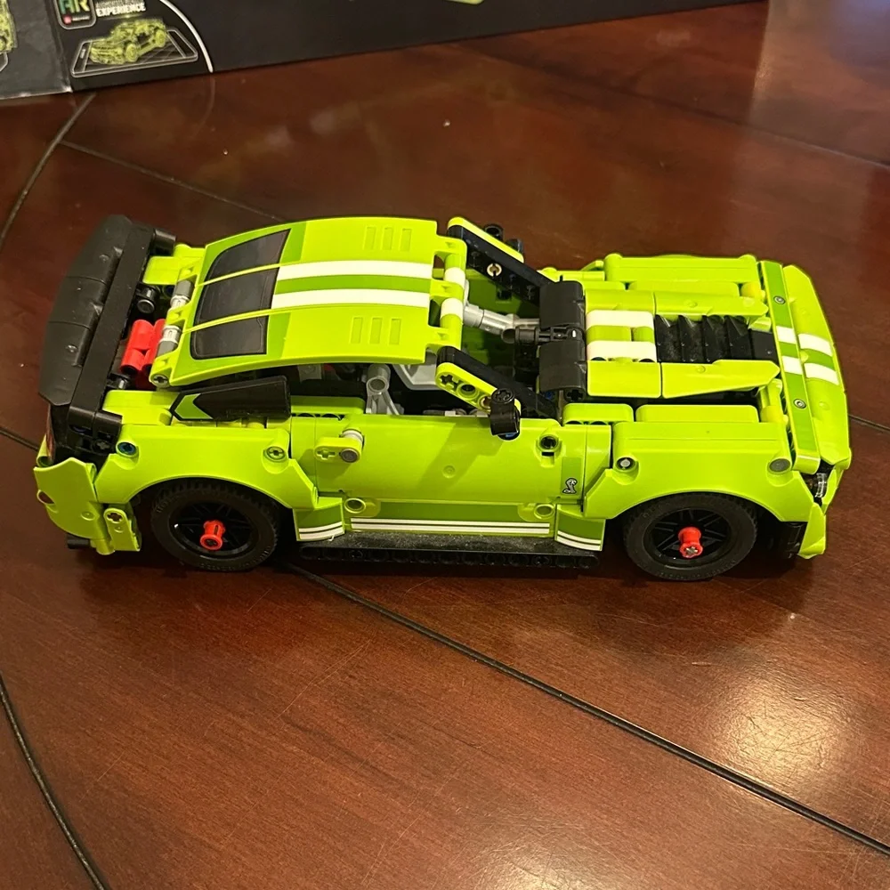 LEGO Technic Ford Mustang Shelby GT500 Set # 42138 - Picture 5 of 14